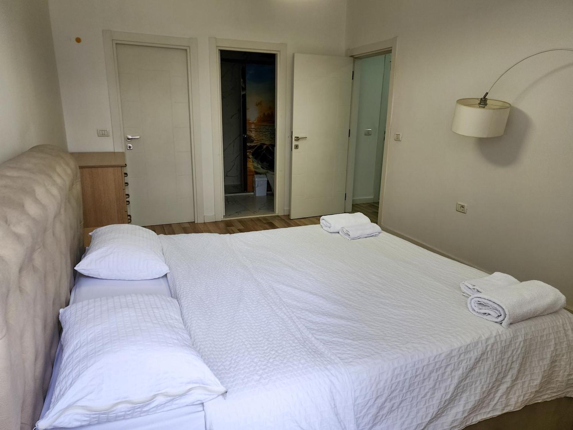 2E Apartment Myslym Shyri 티라나 외부 사진